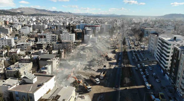 Adıyamanda binden fazla iş makinesi enkazlarda çalışıyor
