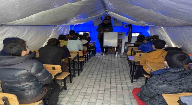 Adıyamanda çocuklar çadır sınıflarda ders başı yaptı, İstiklal Marşını okudu