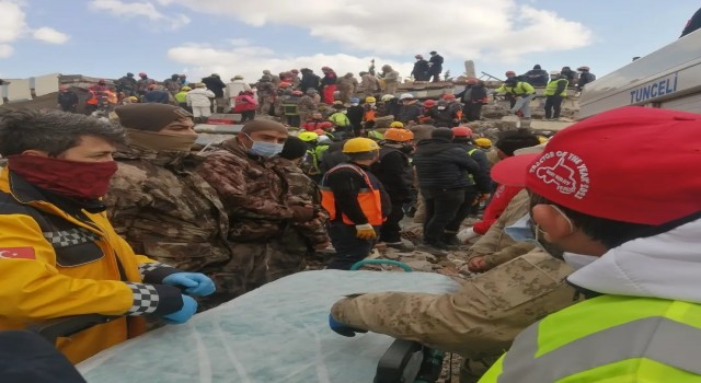 Adıyamanda enkaz altında kalan Mehmet Ayhan Erdem, 105 saat sonra sağ olarak çıkarıldı