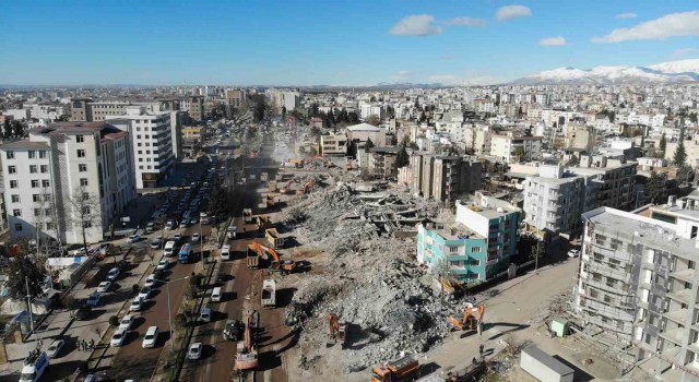 Adıyamanda enkaz çalışmaları tüm hızıyla sürüyor