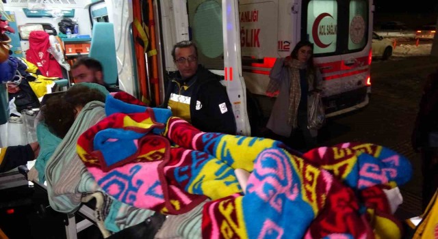 Adıyamanda enkazdan çıkarılan anne ve bebeği tedavi için Vana getirildi