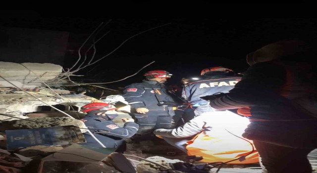 Adıyamanda enkazdan iki kadın sağ çıkarıldı