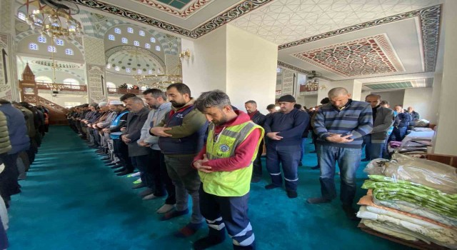 Adıyamanda hasar görmeyen camilerde cuma namazı kılındı
