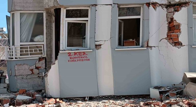 Adıyamanda kontrol edilen binalar işaretlenip yıkılıyor