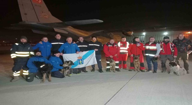 Adıyamandaki deprem bölgesinde çalışan İspanyol ekip Türk Silahlı Kuvvetlerine ait uçakla İstanbula getirildi