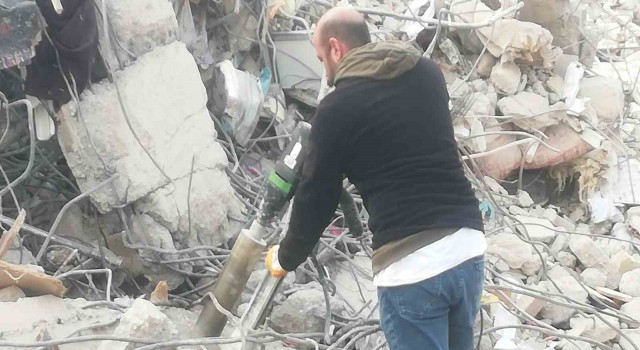 Adıyamandaki enkazlardan karot örneği alınıyor