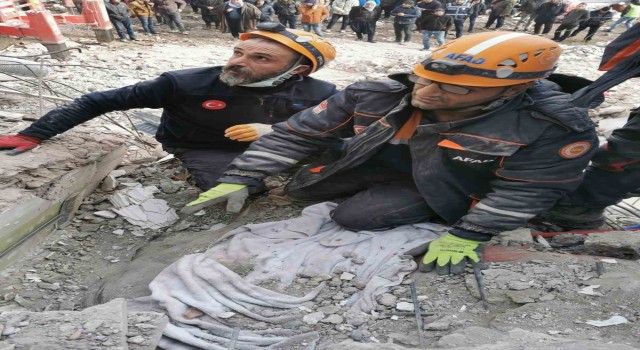 AFAD ekipleri iki kişinin cansız bedenine ulaştı