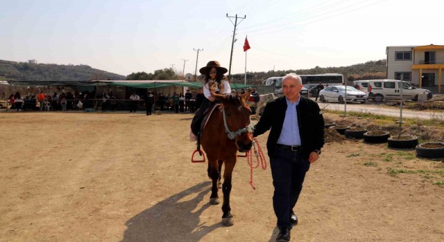 Afetzede çocuklar atlarla depremi unutmaya çalışıyor