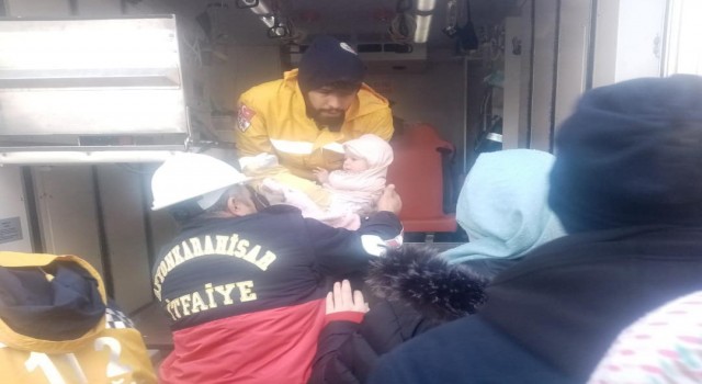 Afyonkarahisar ekibi anne ve bebeğini enkazdan sağ kurtardı