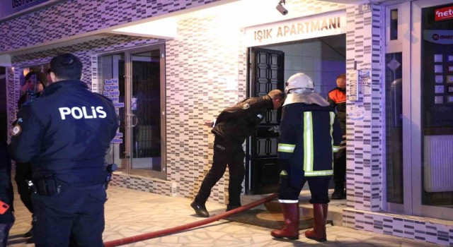 Afyonkarahisarda bir apartmanda yangın çıktı, 3 kişi dumandan etkilendi