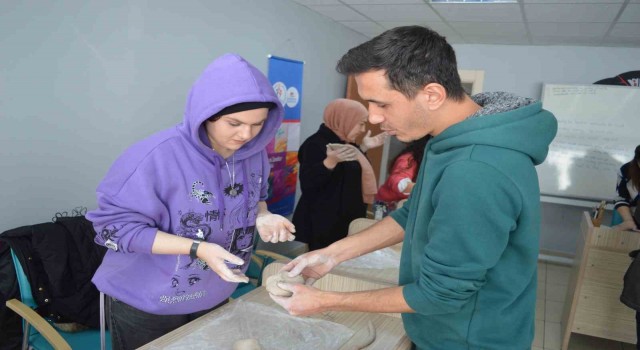 Afyonkarahisarda gençler çini ve seramik eğitimi alıyor