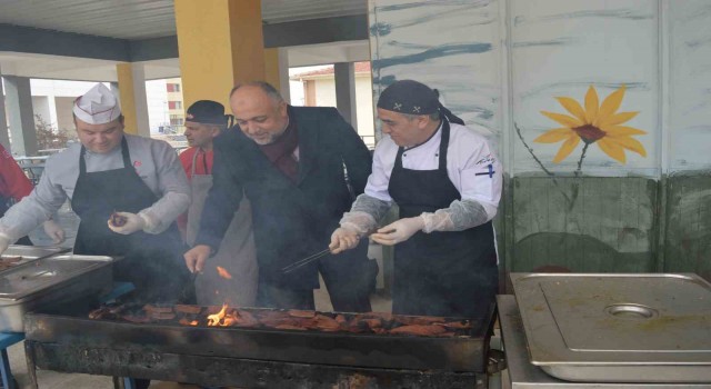 Afyonkarahisarda sucuk mangalları depremzedeler için yandı