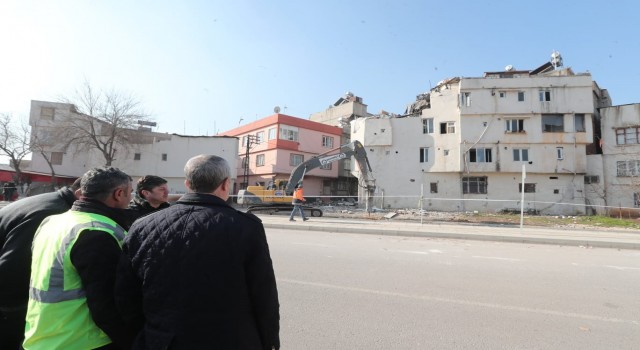 Ağır hasarlı olan evlerin yıkım çalışmaları sürüyor