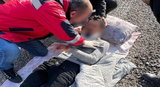 Ağrıda lastiği patlayan tır devrildi: 2 yaralı