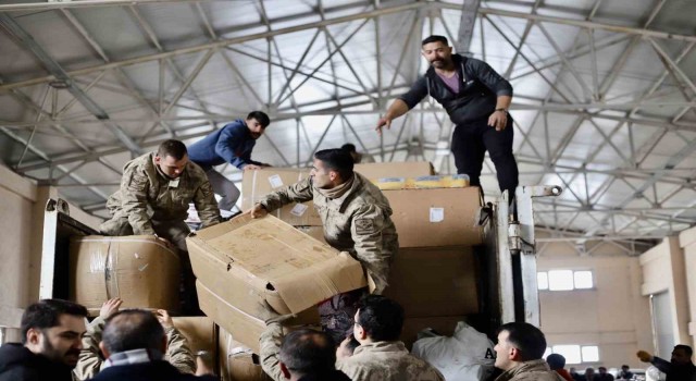 Ağrıdan 8 tır ve 1 kamyon afetzedeler için yola çıktı