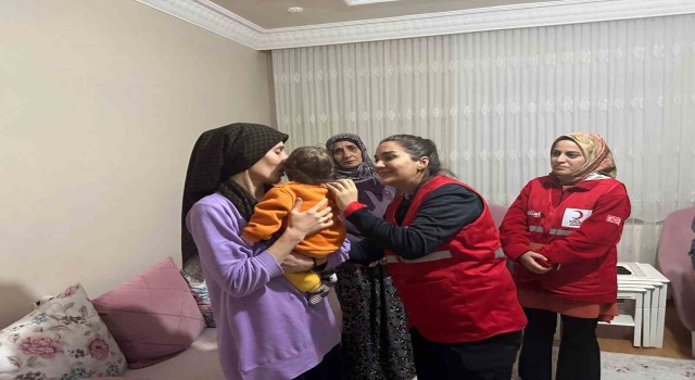 Ağrıya gelen depremzedelerin yaraları sarılıyor