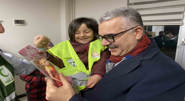 Ahlatcı, depremzede çocukları sevindirdi