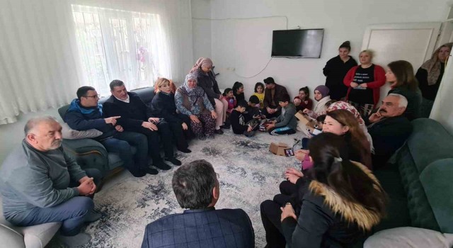AK Parti Milletvekili Gökcan Yatağanda depremzede vatandaşları ziyaret etti