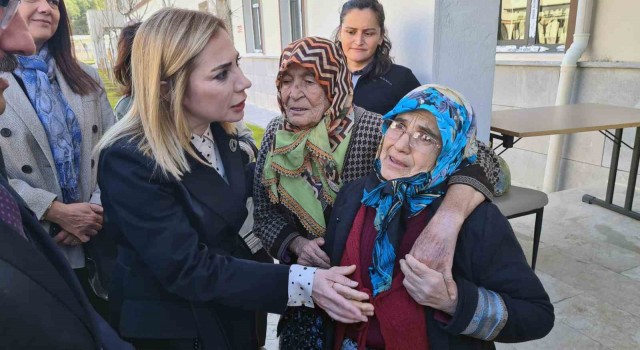 AK Parti Muğla Milletvekili Gökcan Fethiyede depremzede aileleri ziyaret etti