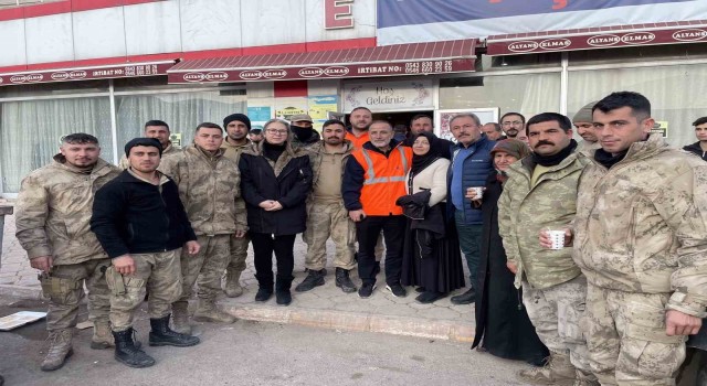 AK Partili Şahin Tin depremin merkez üstünde kepenek açan esnafla buluştu
