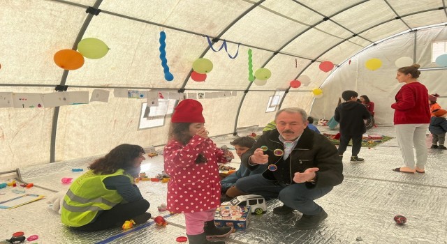 AK Partili Tin, Kahramanmaraşta çocukları yalnız bırakmadı