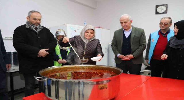 Akdenizde depremzedeler için günlük 2 bin kişilik sıcak yemek çıkıyor