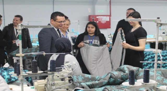 Akhisarda depremzedeler için 800 adet tulum üretiliyor