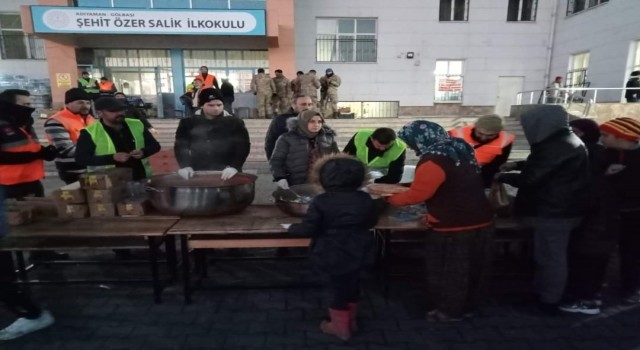Akhisarlı öğrencilerin mutfağı 6 bin depremzedeye yemek hizmeti veriyor