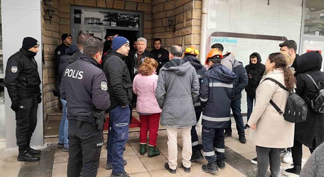 Aksarayda depremden etkilenen ağır hasarlı 5 katlı bina tahliye edildi