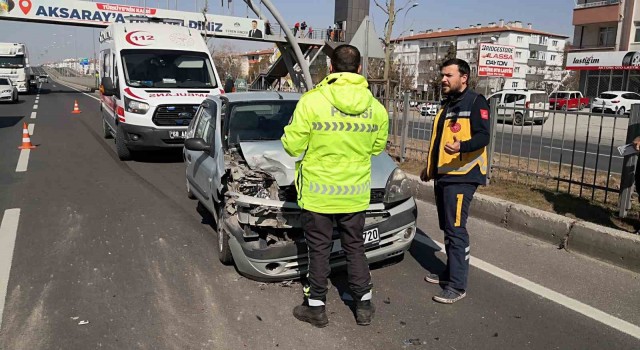 Aksarayda otomobil kamyonete arkadan çarptı: 3 yaralı