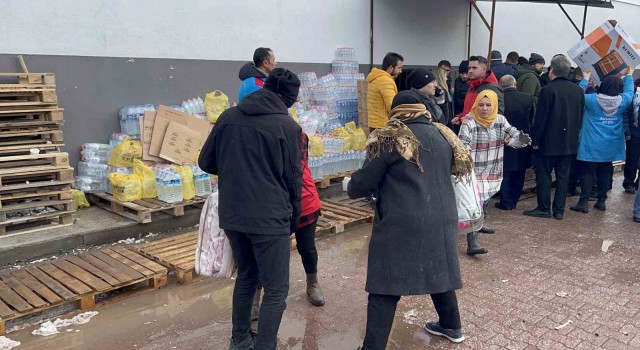 Aksaraydan deprem bölgesine 20 tır yardım