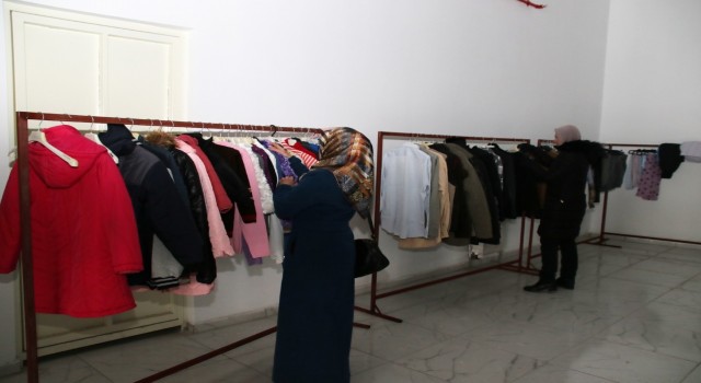 Akşehirde depremzedeler için ücretsiz giyim mağazası açıldı
