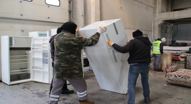 Akşehirdeki depremzedeler için beyaz eşya ve mobilya yardımı