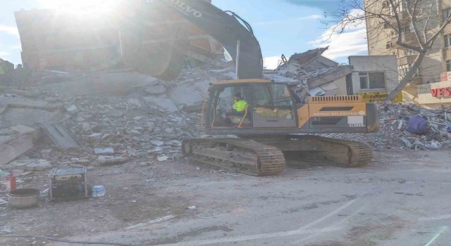 Akyazı Belediyesinin ekipleri kurtarma çalışmalarına başladı