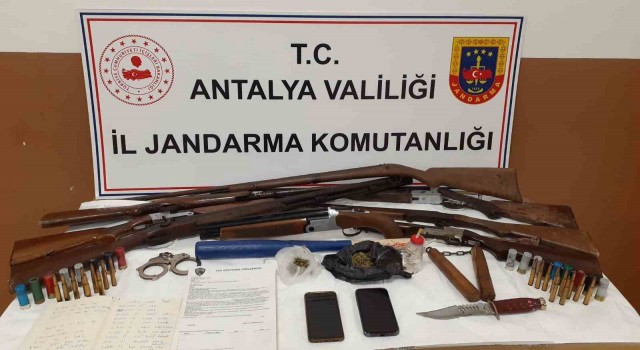 Alanyada 5 otomobile silah zoruyla el koyan 3 şüpheliye tutuklama