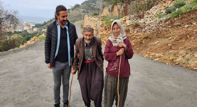 Alanyada yaşlı çiftin yol sorunu beton dökülerek çözüldü