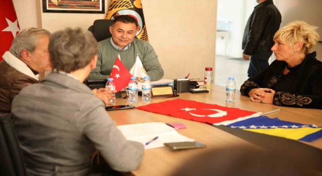 Alanyadaki Boşnaklardan deprem bölgesine konteyner desteği