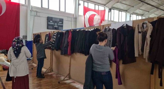 Alaplıda depremzedeler için hayır çarşısı kuruldu