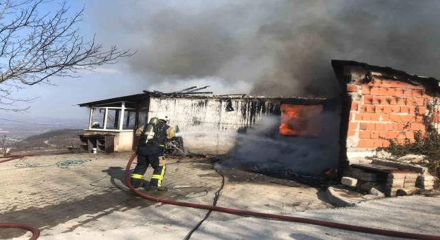 Alevlere teslim olan bağ evi kullanılamaz hale geldi