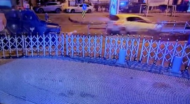Alkollü kadın sürücü Almanya Başkonsolosluğu önündeki bariyerlere çarptı