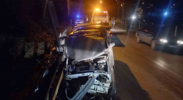 Alkollü sürücü bariyerlere çarptı: 1i ağır 3 yaralı