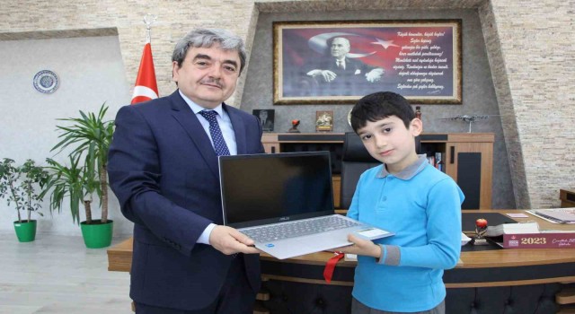 Allah bana daha çok verir demişti: Minik Özcanın bilgisayarı Milli Eğitim Bakanlığından