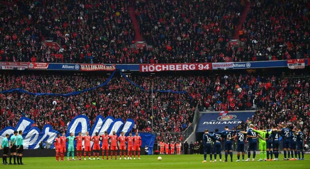 Allianz Arenada depremde hayatını kaybedenler için saygı duruşu