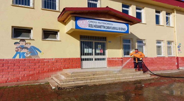 Altınordu Belediyesi, okullarda temizlik çalışması gerçekleştirdi