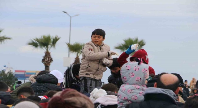 Amanos Dağlarından kamyonlarla getirilen kar eğlencenin odağı oldu