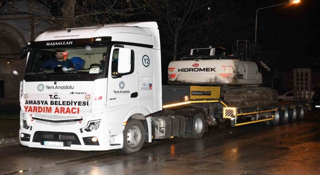 Amasyadan deprem bölgesine yardım tırları ve iş makineleri gönderildi