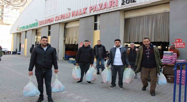 Amasyalı pazarcılardan depremzedeler için sebze-meyve kampanyası: “Acılar paylaştıkça azalacak”