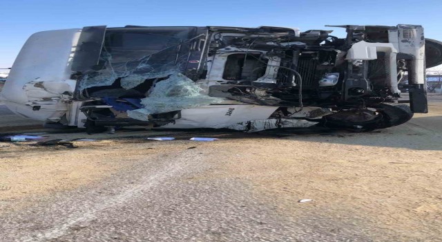 Ankarada 2 kamyon çarpıştı: 2 yaralı