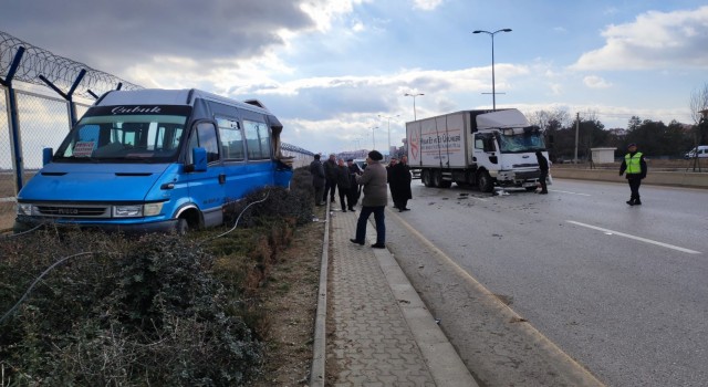 Ankarada kamyon ile minibüs çarpıştı: 7 yaralı