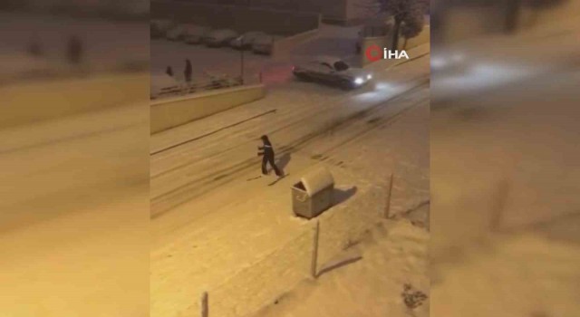 Ankarada karla kaplı sokakta kayak keyfi kamerada
